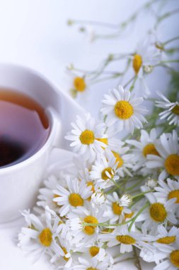 Ahşap bir masada çay.