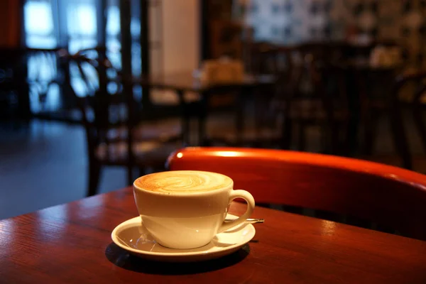 Ζεστό Καφέ Γάλα Στο Τραπέζι Στο Καφέ — Φωτογραφία Αρχείου
