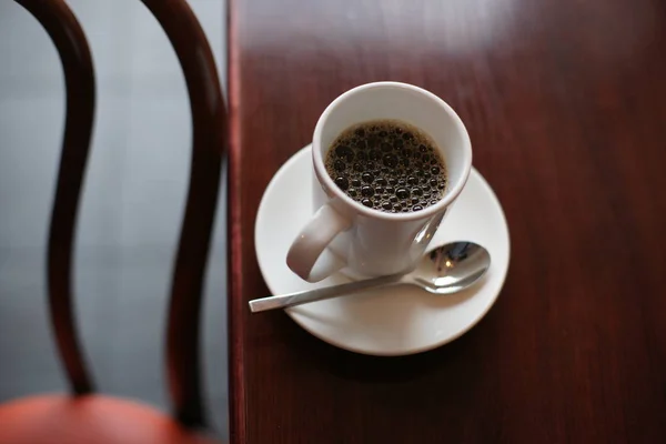 Schwarzer Aroma Kaffee Auf Schwarzem Holztischhintergrund — Stockfoto