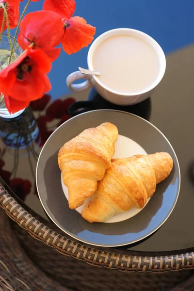 Croissants Auf Einem Teller Mit Kaffee — Stockfoto