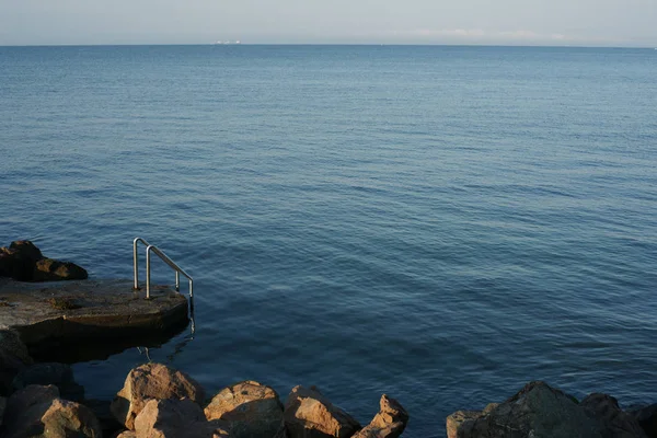 Felssteg Aus Beton Mit Metallstufen Die Ins Meer Führen — Stockfoto