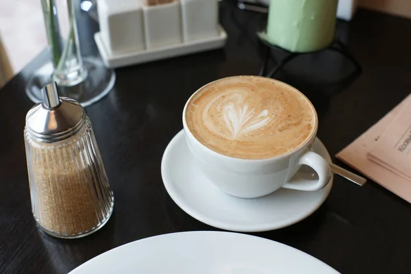 Горячий Кофе Молоком Столе Кафе — стоковое фото