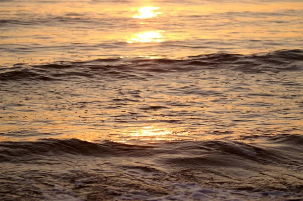 Vågor Vid Havet Vid Solnedgången — Stockfoto