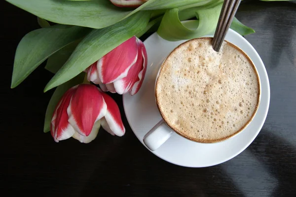 Gorąca Filiżanka Kawy Mlekiem Bukietem Tulipanów Stole — Zdjęcie stockowe
