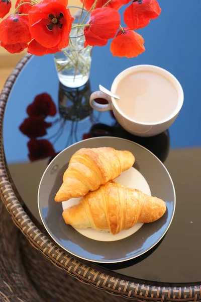 Croissants Auf Einem Teller Mit Kaffee — Stockfoto