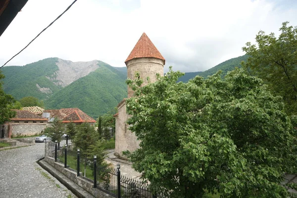 Pietra Vecchio Castello Nel Villaggio Sfondo Montagne — Foto Stock