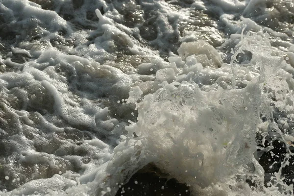 Pietre Sulla Spiaggia Del Mare Onde Ondulate Con Schiuma Bianca — Foto Stock