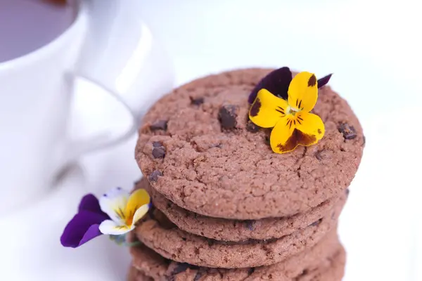 Stapel Schokoladenkekse Mit Blumen — Stockfoto