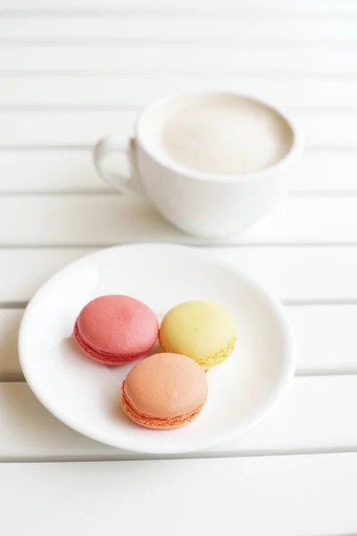 Tasse Latte Avec Plaque Macarons Sur Fond Bois — Photo