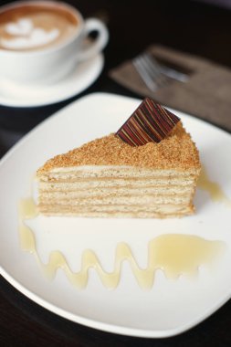 Beyaz tabakta servis edilen lezzetli tatlı.