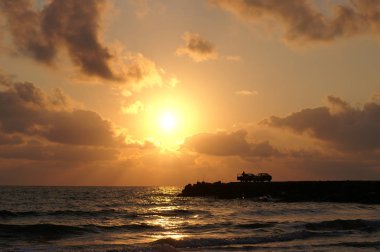 Gün batımında denizde dalgalar