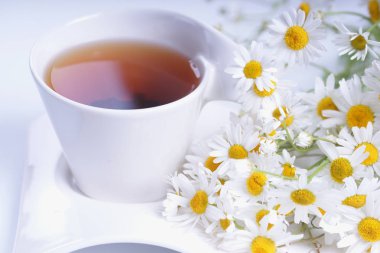 Ahşap bir masada çay.