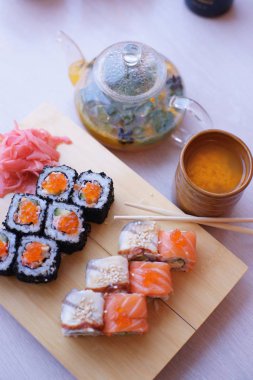 Japonlar bir tabak çay yuvarlıyor.