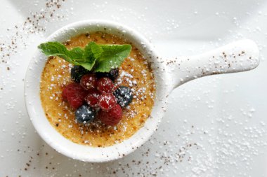 lezzetli creme brulee çilek ile