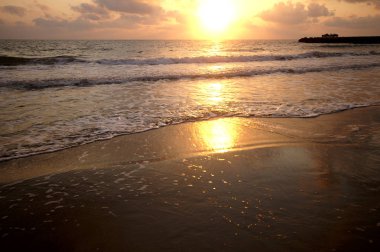 Gün batımında denizde dalgalar