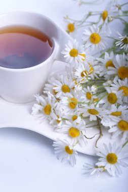 Ahşap bir masada çay.