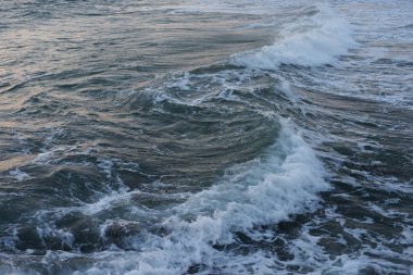 Gün batımında güzel plaj manzarası