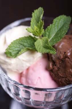 bir dondurma kasesinde dondurma kepçe