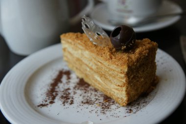 Çikolata süslemeli yakın plan pasta.