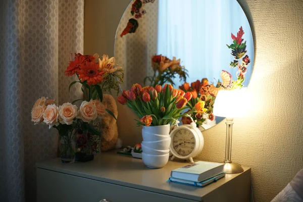 Masadaki vazoda güzel çiçekler