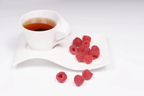 Taza Negro Con Frambuesas Plato Ondulado Blanco — Foto de Stock