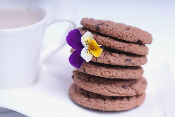 Stapel Schokoladenkekse Mit Blumen Und Tasse Kaffee Mit Milch — Stockfoto