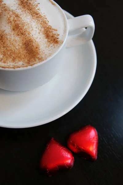 Heißer Kaffee Mit Milch Und Bonbons Auf Dem Tisch Café — Stockfoto