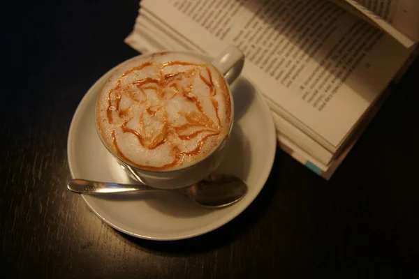 Heißer Kaffee Auf Dem Tisch — Stockfoto