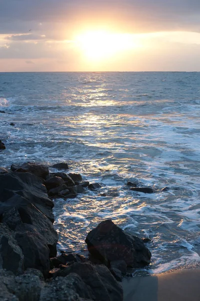 日落时美丽的海滩景色 — 图库照片