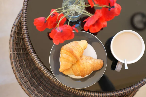 Croissants Auf Einem Teller Mit Kaffee — Stockfoto