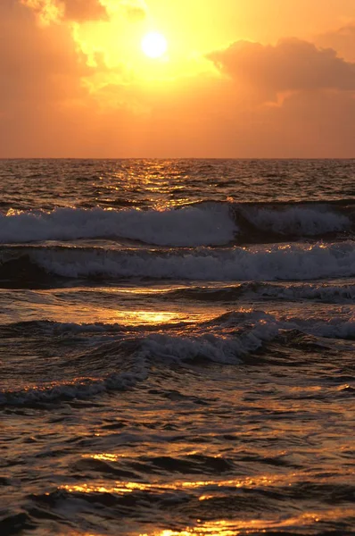 夕阳西下的海浪 — 图库照片