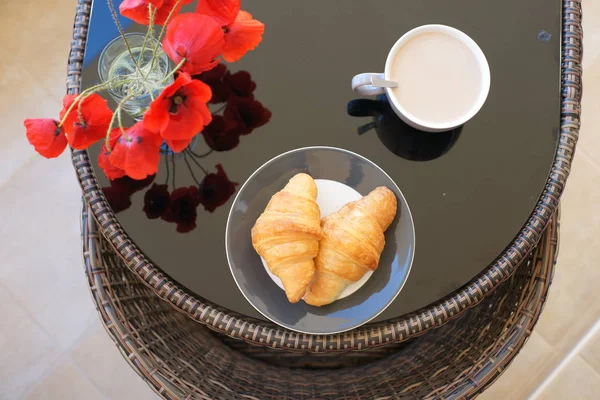 Frukost Med Kaffe Och Croissant — Stockfoto