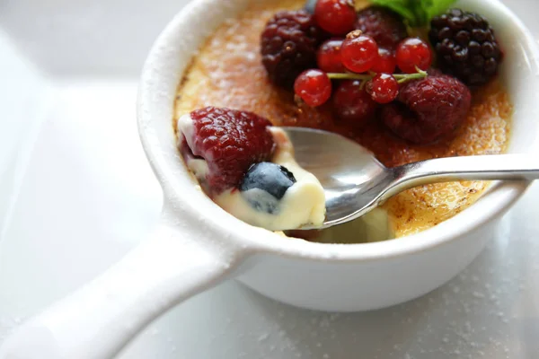 Delicious Dessert Creme Brulee Berries — Stock Photo, Image