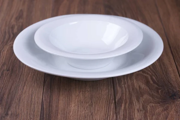 Белые Пустые Блюда Столе — стоковое фото