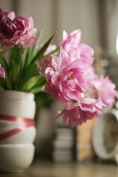 ピンク色の牡丹の美しい花束を間近で見ることができ — ストック写真