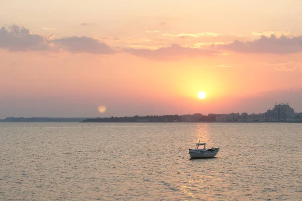 Schöne Aussicht Auf Den Sonnenuntergang Auf Dem Meer Mit Kleinem — Stockfoto