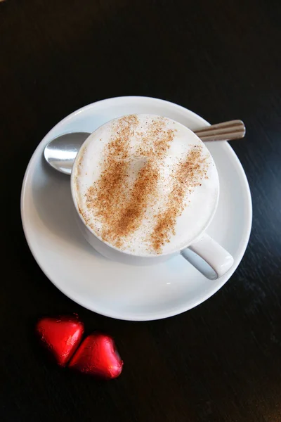 Heißer Kaffee Mit Milch Und Bonbons Auf Dem Tisch Café — Stockfoto