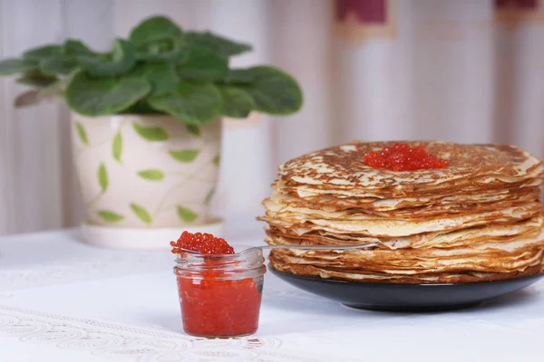 Stapel Hausgemachter Pfannkuchen Und Roter Kaviar — Stockfoto