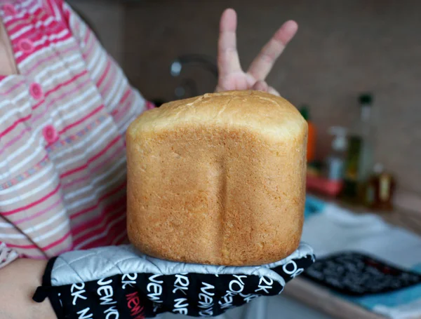 Женщина Держит Буханку Хлеба Кухне — стоковое фото