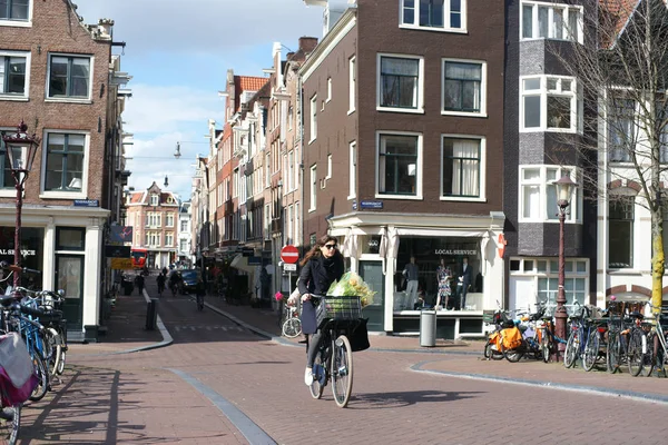 Jonge Moeder Met Kind Rijdend Fiets Amsterdam Straten Nederland — Stockfoto