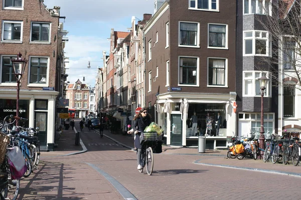 Madre Joven Con Niño Caballo Bicicleta Las Calles Amsterdam Los — Foto de Stock