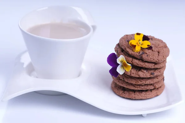 Pila Galletas Chocolate Con Flores Taza Café Con Leche — Foto de Stock