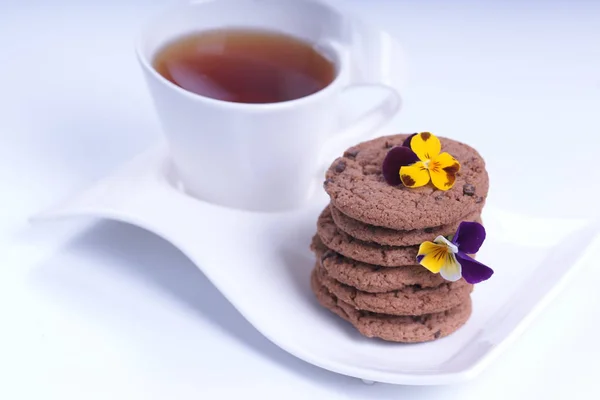 Tasse Tee Mit Einem Stapel Schokoladenkekse Mit Blumen — Stockfoto