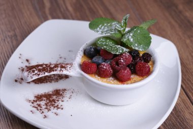 Ahududu ile Tatlı krem brulee