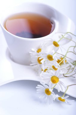 Ahşap bir masada çay.