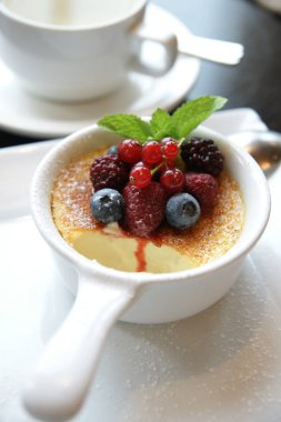 lezzetli creme brulee çilek ile