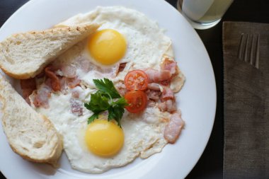 Kızarmış yumurta tost ile
