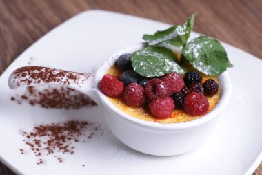 Ahududu ile Tatlı krem brulee