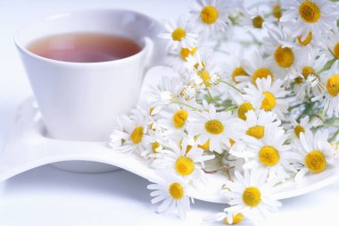 Ahşap bir masada çay.