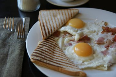 Kızarmış yumurta tost ile